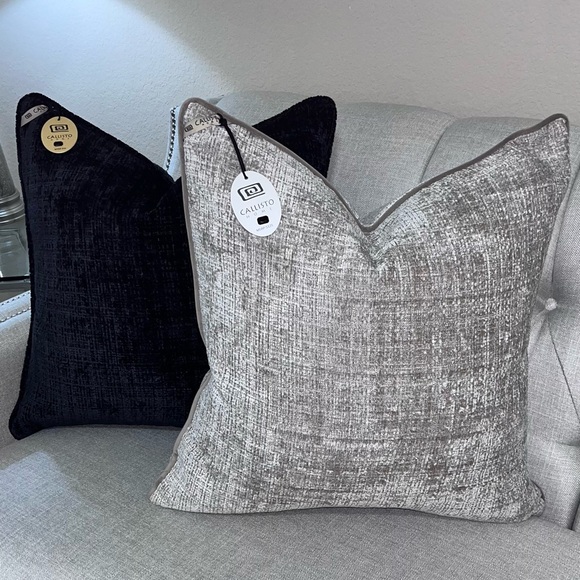 1-NWT CALLISTO HOME VELVET WEAVE DESIGN DECORATIVE
THROW PILLOWS - Picture 4 of 17